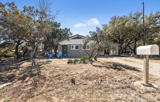 3-bedroom rental at 1081 English Hollow in Bandera, TX — photo 2