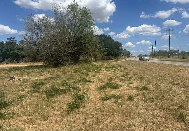 rental at 00 S Dixon in Somerset, TX — photo 3