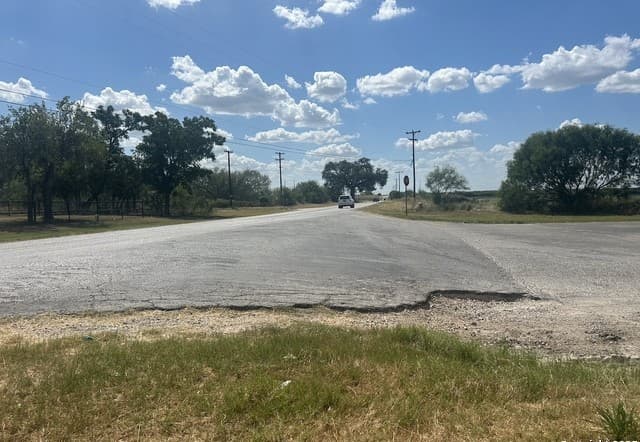 rental at 00 S Dixon in Somerset, TX — photo 4