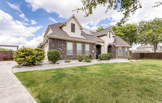 5-bedroom rental at 10456 Ivy Flower in Schertz, TX — photo 2