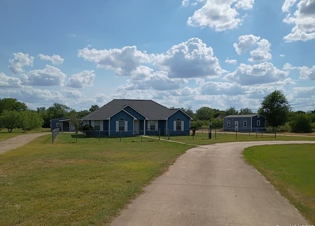 Home for sale at 1401 Dezarae 14 in San Antonio, TX — photo 2