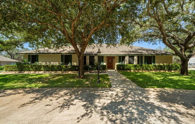 4-bedroom rental at 231 Hayden in Pleasanton, TX — photo 2