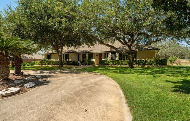 4-bedroom rental at 231 Hayden in Pleasanton, TX — photo 3