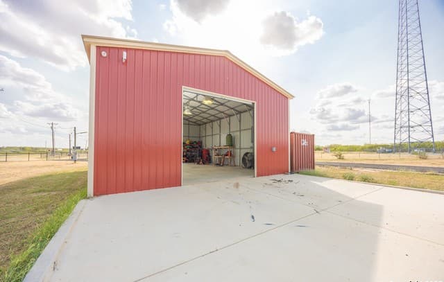 rental at 14951 N Ih 35 in Moore, TX — photo 4