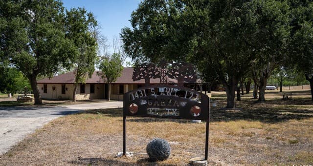 3-bedroom rental at 1431 S Sh-123 in Karnes City, TX — photo 1