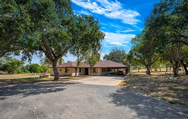 3-bedroom rental at 1431 S Sh-123 in Karnes City, TX — photo 3
