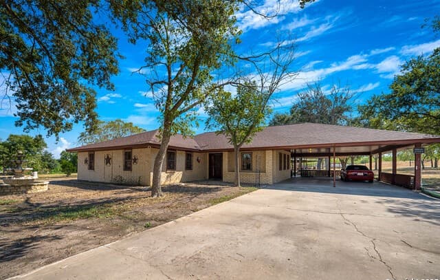 3-bedroom rental at 1431 S Sh-123 in Karnes City, TX — photo 4