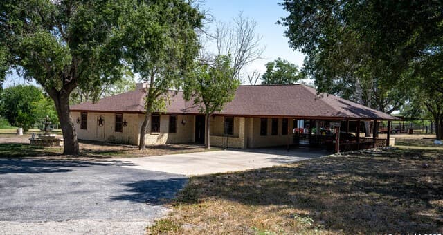 3-bedroom rental at 1431 S Sh-123 in Karnes City, TX — photo 5