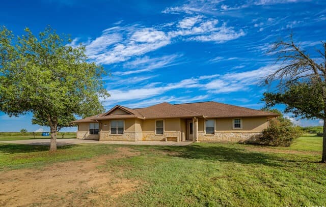 4-bedroom rental at 5161 #2 County Road 302 in Floresville, TX — photo 2