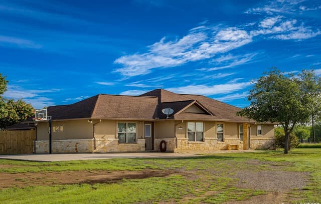 4-bedroom rental at 5161 #2 County Road 302 in Floresville, TX — photo 3