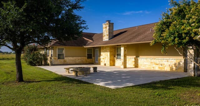 4-bedroom rental at 5161 #2 County Road 302 in Floresville, TX — photo 4