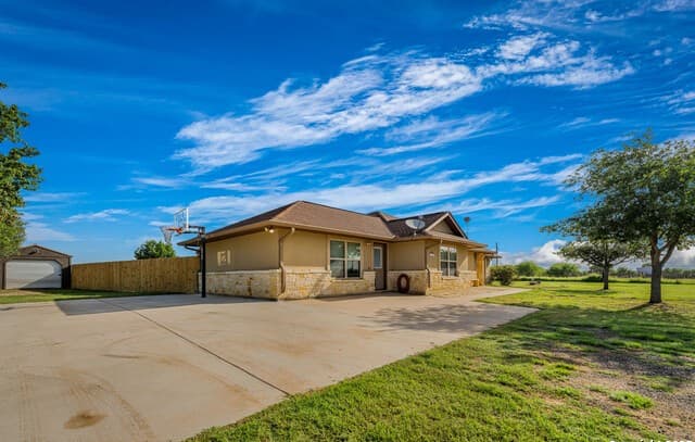 4-bedroom rental at 5161 #2 County Road 302 in Floresville, TX — photo 5