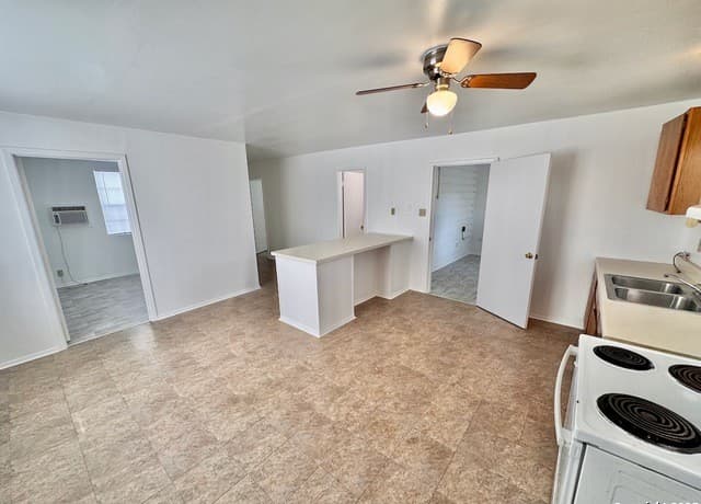 3-bedroom rental at 201 Zanderson Ave in Jourdanton, TX — photo 2