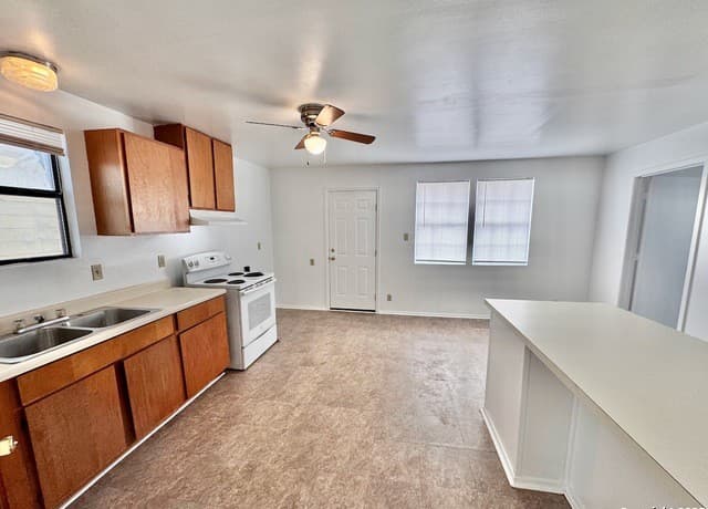 3-bedroom rental at 201 Zanderson Ave in Jourdanton, TX — photo 5