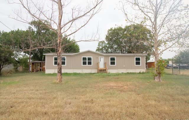 4-bedroom rental at 19545 Fm 463 in Devine, TX — photo 1