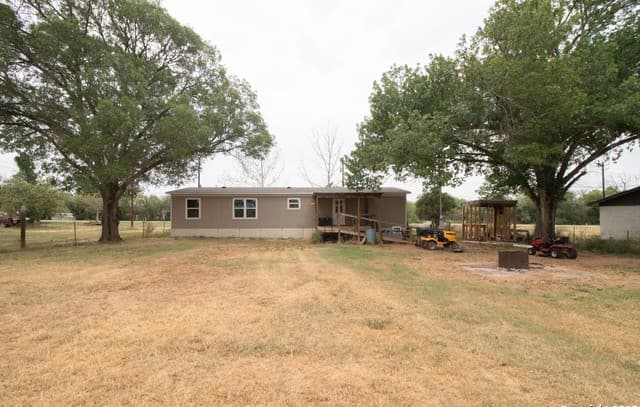4-bedroom rental at 19545 Fm 463 in Devine, TX — photo 2