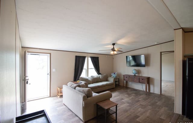 4-bedroom rental at 19545 Fm 463 in Devine, TX — photo 3