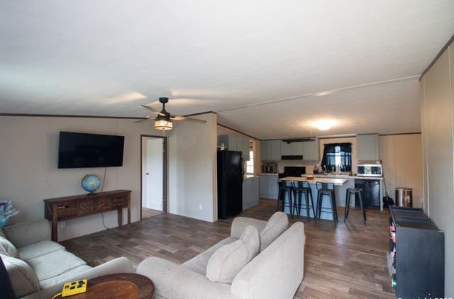 4-bedroom rental at 19545 Fm 463 in Devine, TX — photo 4
