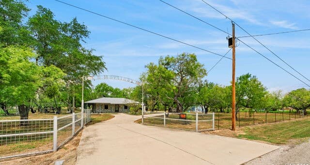 2-bedroom rental at 465 Oriente in Pleasanton, TX — photo 3