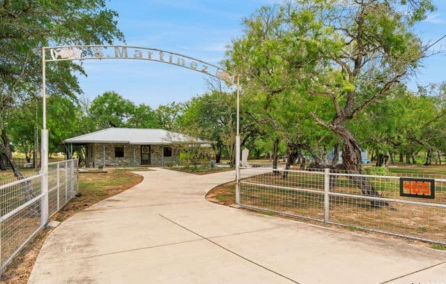 2-bedroom rental at 465 Oriente in Pleasanton, TX — photo 4