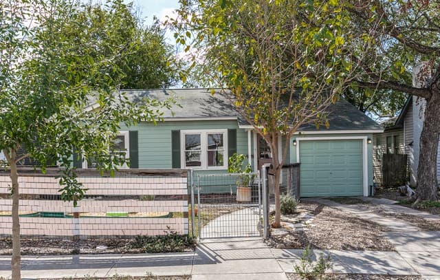3-bedroom rental at 2022 W Craig in San Antonio, TX — photo 2