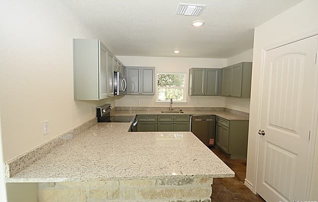 3-bedroom rental at 926 High Dr. in Spring Branch, TX — photo 3