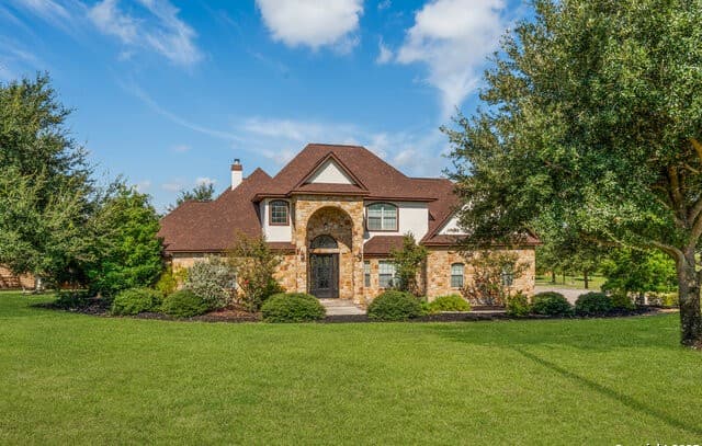 5-bedroom rental at 169 Abrego Lake in Floresville, TX — photo 2