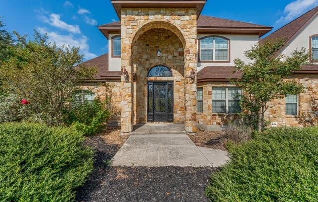 5-bedroom rental at 169 Abrego Lake in Floresville, TX — photo 3
