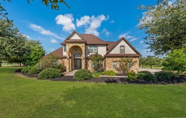 5-bedroom rental at 169 Abrego Lake in Floresville, TX — photo 4