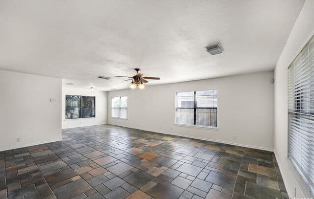 4-bedroom rental at 9711 Diamond Cliff Dr in Helotes, TX — photo 5