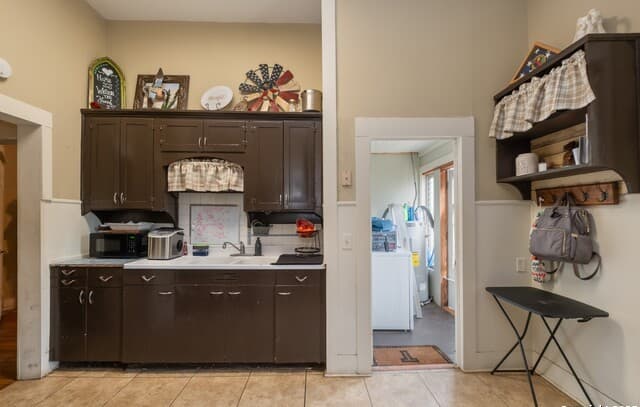 3-bedroom rental at 301 Jefferson Dr in Devine, TX — photo 3