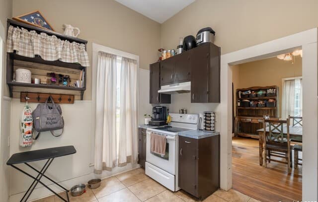 3-bedroom rental at 301 Jefferson Dr in Devine, TX — photo 4