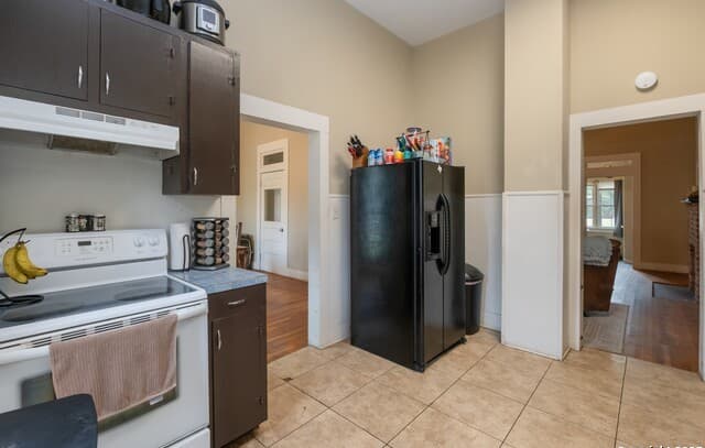 3-bedroom rental at 301 Jefferson Dr in Devine, TX — photo 5