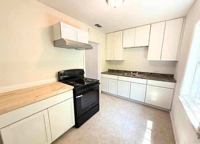 3-bedroom rental at 2234 Hays in San Antonio, TX — photo 2