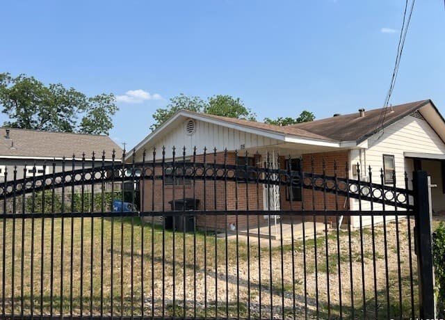 3-bedroom rental at 118 Goforth in San Antonio, TX — photo 1