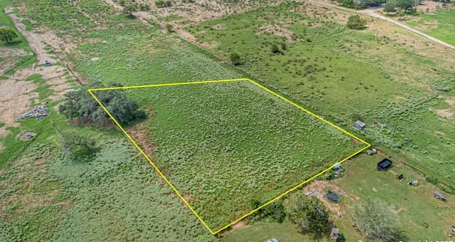rental at 146 County Road 166 in Floresville, TX — photo 4