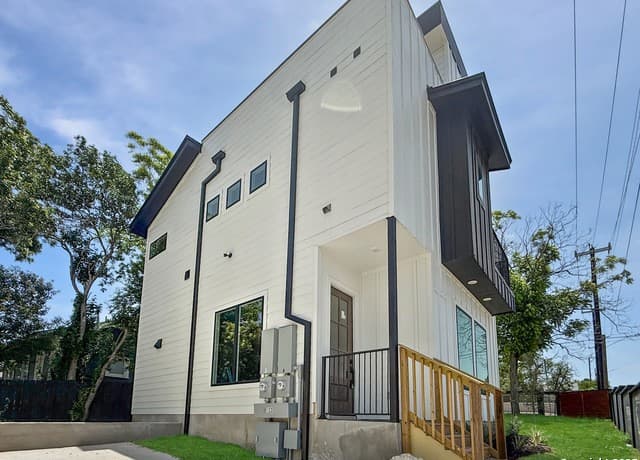 3-bedroom rental at 122 S Walters St. in San Antonio, TX — photo 2