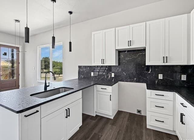 3-bedroom rental at 122 S Walters St. in San Antonio, TX — photo 4