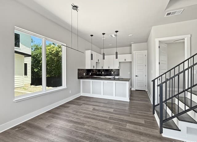 3-bedroom rental at 122 S Walters St. in San Antonio, TX — photo 5
