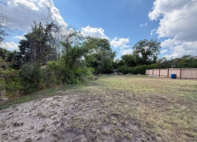 rental at 1215 N Mel Waiters Way in San Antonio, TX — photo 2