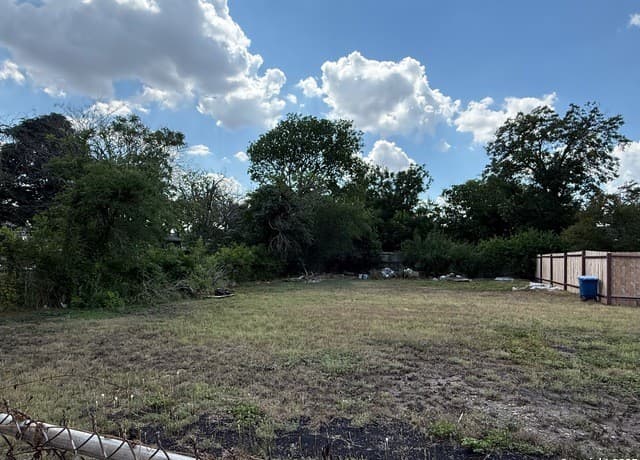 rental at 1215 N Mel Waiters Way in San Antonio, TX — photo 3