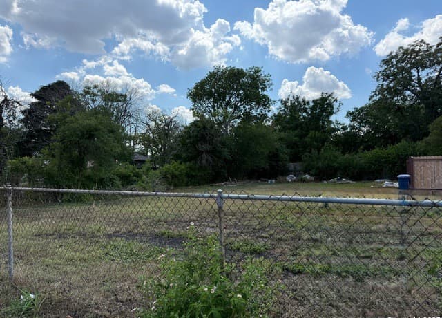 rental at 1215 N Mel Waiters Way in San Antonio, TX — photo 5