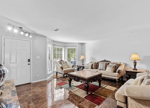 5-bedroom rental at 7815 Ironside Port in San Antonio, TX — photo 2