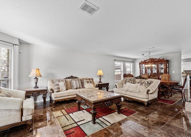 5-bedroom rental at 7815 Ironside Port in San Antonio, TX — photo 4