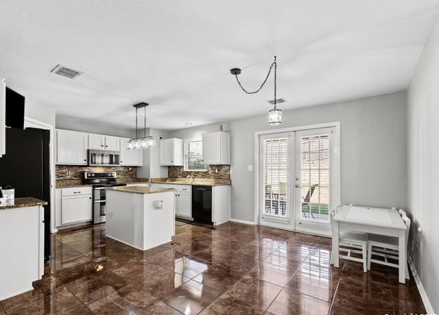 5-bedroom rental at 7815 Ironside Port in San Antonio, TX — photo 5