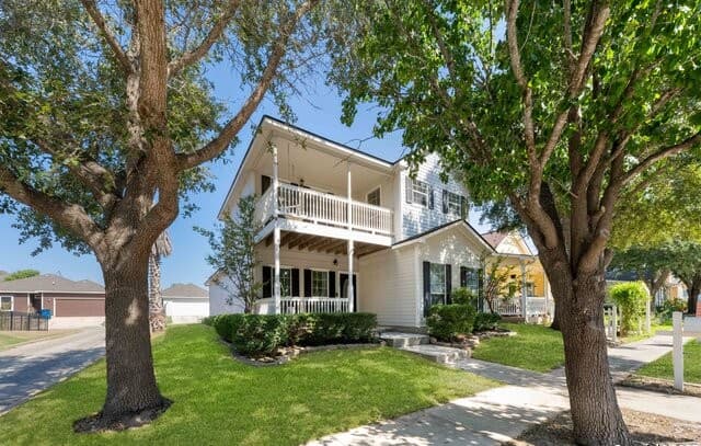 4-bedroom rental at 144 Whitewing Way in Floresville, TX — photo 3