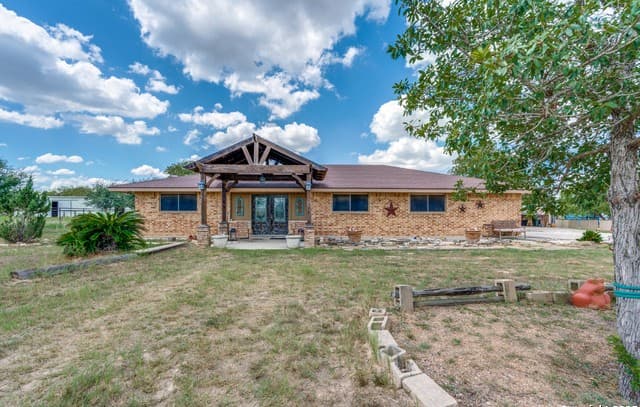 5-bedroom rental at 300 County Road 324 in Adkins, TX — photo 2