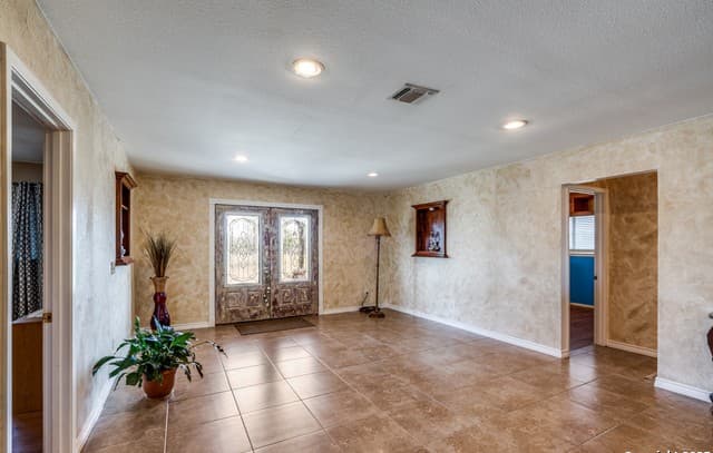 5-bedroom rental at 300 County Road 324 in Adkins, TX — photo 3