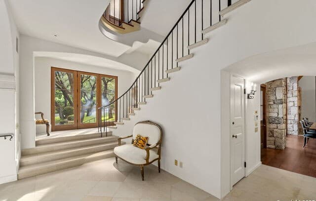 6-bedroom rental at 317 Limestone Creek in Hill Country Village, TX — photo 4