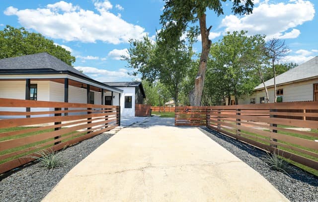 3-bedroom rental at 2425 Monterey St in San Antonio, TX — photo 3